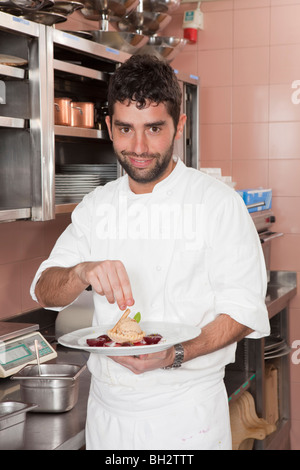 Cuocere decorare piastra, ridendo Foto Stock
