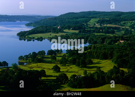 Vista sul lago di Windermere guardando giù dalla terrazza Loughrigg vicino a Ambleside, nel distretto del lago, Cumbria Foto Stock