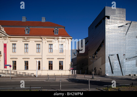 Vista esterna del vecchio (sinistra) e nuova (a destra) edifici del Museo Ebraico di Berlino, Germania Foto Stock