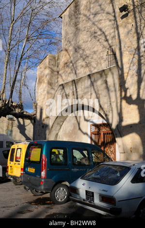 Auto e chiesa cattolica, Quissac Gard, il sud della Francia Foto Stock