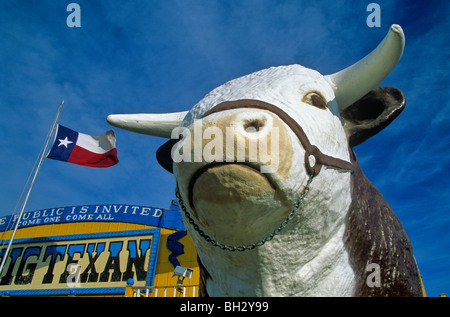 Statua di bestiame con segno e Texas Lone Star bandiera a Big Texan Steak Ranch, Amarillo, Texas, Stati Uniti d'America Foto Stock