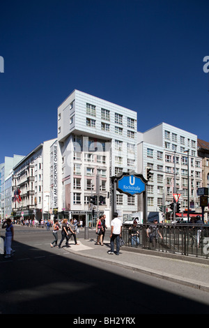 Kochstrasse; U-Bahn segno sulla Friedrichstrasse con la Haus am Checkpoint Charlie sullo sfondo, Berlino, Germania Foto Stock