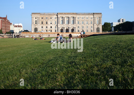 Schlossplatz con il Neuer Marstall edificio sullo sfondo, Berlino, Germania Foto Stock