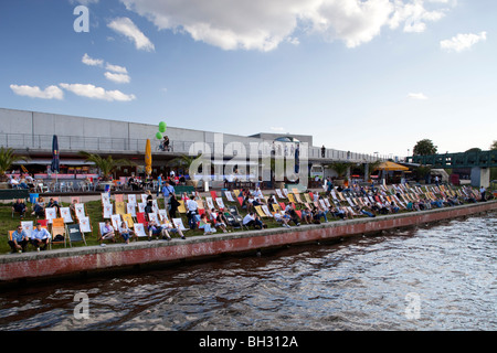 Bar all'aperto sul fiume Spree banca dal ponte Gustav-Heinemann, Berlino, Germania Foto Stock