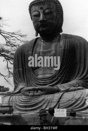 Il grande Buddha di Kamakura che è una statua in bronzo del Buddha Amida e situato sui terreni del tempio Kotokuin. Foto Stock