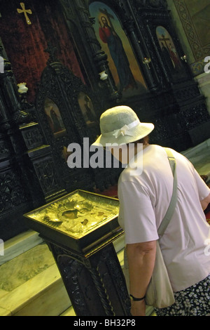 Le donne di pregare prima di reliquie nella Nostra Signora della cattedrale dell Assunzione, Varna, Mar Nero, Bulgaria, EUROPA Foto Stock