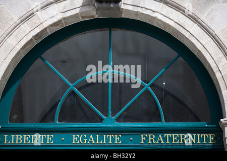 Il motto "Liberte, Egalite, Fraternite' sulla porta del Municipio, città di Quimper, Francia Foto Stock
