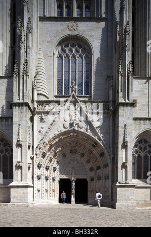 Facciata di Sain Corentin Cathedral, città di Quimper, departament di Finisterre, regione della Bretagna, Francia Foto Stock