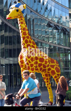 La giraffa IN LEGO A LEGOLAND Discovery Centre, Sony Center di Potsdamer Platz, Berlin, Germania Foto Stock