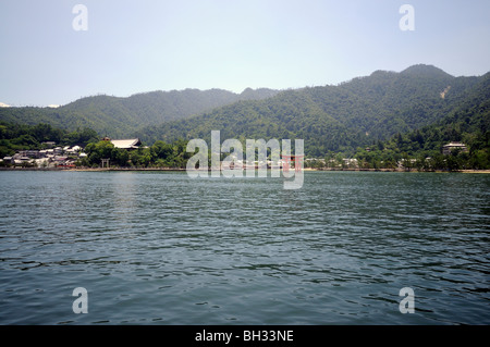 Vista panoramica di Itsukushima (Miyajima) Island e il suo famoso Torii di Itsukushima sacrario scintoista. L'isola di Miyajima. Il Giappone. Foto Stock