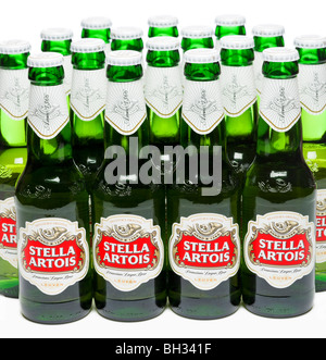 Righe di Stella Artois bottiglie Foto Stock