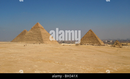 Piramidi dal 4TH dinastia da destra a sinistra MYKERINOS, KEFREN, KEOPS, 2500 BC, Cairo, capitale dell Egitto, Giza, Egitto, Africa Foto Stock