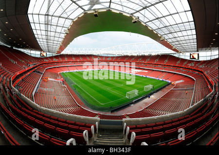 Vista dentro la Emirates Stadium (noto anche come Ashburton Grove), Londra. Sede dell'Arsenal Football Club Foto Stock