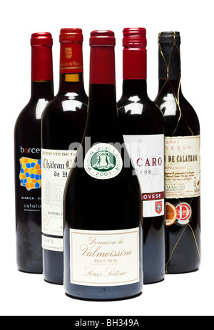 Bottiglie di vino - vino rosso tagliato su fondo bianco isolato Foto Stock