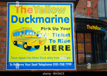 Il Giallo segno Duckmarine Albert Dock zona Liverpool England Regno Unito Europa Foto Stock