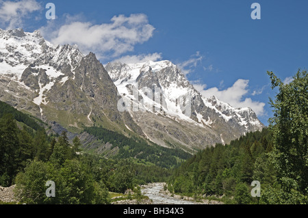 Grandes Jorasse cime alpine visto dalla frazione Entreves Courmayeur Italia con il fiume Dora di Ferret in primo piano delle Grandes Jorasses MOU Foto Stock