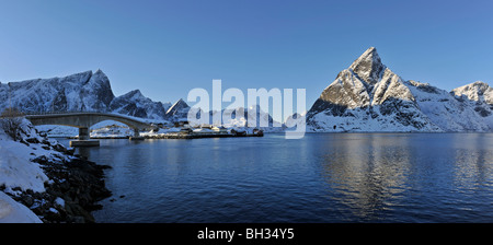 Vista panoramica della landscpae a Sakrisoy nei e Reine nelle isole Lofoten, a nord della Norvegia, regione artica. Foto Stock