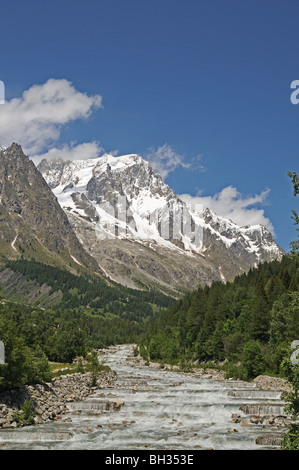 Grandes Jorasse cime alpine visto dalla frazione Entreves Courmayeur Italia con il fiume Dora di Ferret in primo piano Foto Stock