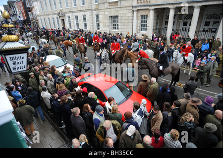 La folla si radunano in Lewes High street per la Southdown e suoneria Eridge annuali di boxing day soddisfare Foto Stock