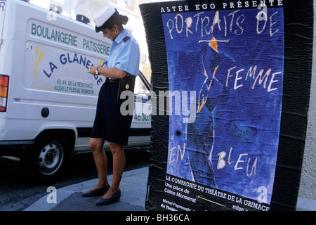 Metro cameriera dando un biglietto di parcheggio vicino a un teatro POSTER "Ritratti di donne in blu', AVIGNON (84), Francia Foto Stock
