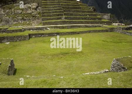 Rovine presso la sacra città Inca di Machu Picchu, Perù Foto Stock