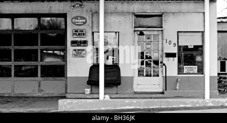 Scatti di dettaglio delle zone rurali Mid America comprendono gas pompe, stazioni di servizio, metallo sciavero e arte composizioni dalla 50s ser Foto Stock