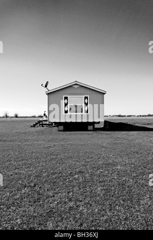 Modeste case mobili sul vasto, isolato vento spazzata di praterie di Oklahoma sono bersagli per le tempeste, danni da vento e torndos Foto Stock