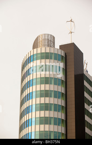 Un urbano turbine eoliche sul tetto della penisola, un nuovo ufficio sviluppo in Manchester, UK. Foto Stock