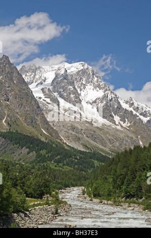 Grandes Jorasse cime alpine visto dalla frazione Entreves Courmayeur Italia con il fiume Dora di Ferret in primo piano Foto Stock