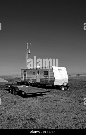 Modeste case mobili sul vasto, isolato vento spazzata di praterie di Oklahoma sono bersagli per le tempeste, danni da vento e torndos Foto Stock