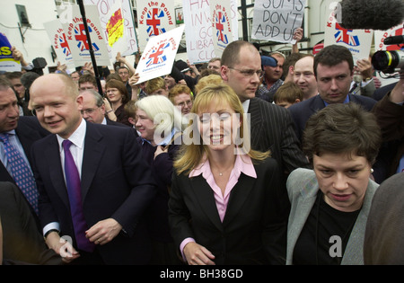 Partito conservatore leader William Hague e moglie Ffion visitando Monmouth durante 2001 elezioni generali Foto Stock