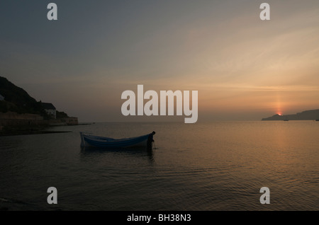 Pescatore solitario all'alba in Runswick Bay Foto Stock