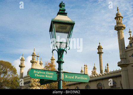 Cartello al di fuori del Royal Pavilion central Brighton Inghilterra UK Europa Foto Stock