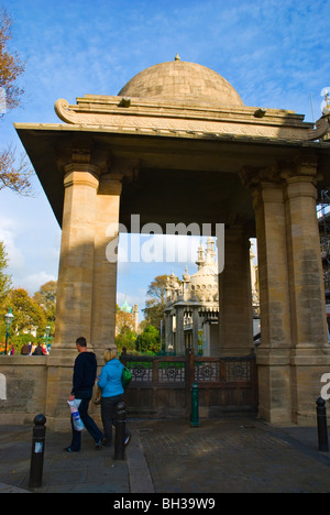 Al di fuori di gate Royal Pavilion central Brighton Inghilterra UK Europa Foto Stock