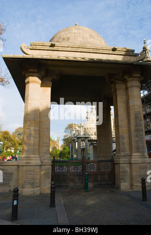 Al di fuori di gate Royal Pavilion central Brighton Inghilterra UK Europa Foto Stock