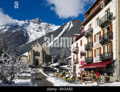 L'hotel e il bar con la chiesa e le Brevent ski area dietro, Chamonix Mont Blanc, Haute Savoie, Francia Foto Stock