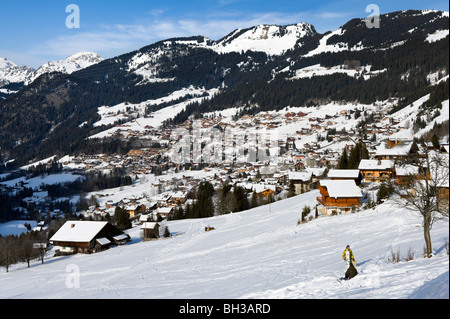 Vista del complesso di Chatel, Portes du Soleil Ski Region, Haute Savoie, Francia Foto Stock