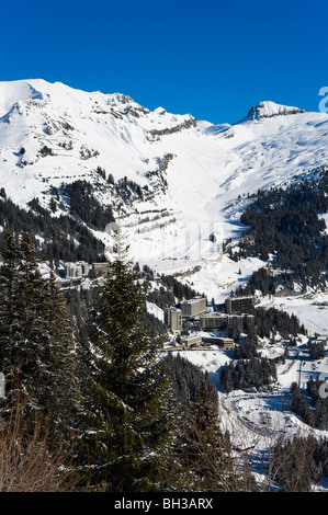 Vista sul complesso alberghiero di Flaine, Gran Massiccio area sciistica, Haute Savoie, Francia Foto Stock