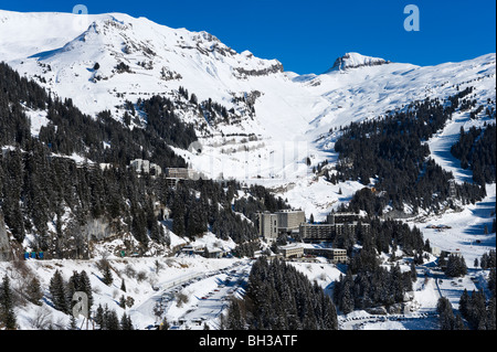 Vista sul complesso alberghiero di Flaine, Gran Massiccio area sciistica, Haute Savoie, Francia Foto Stock