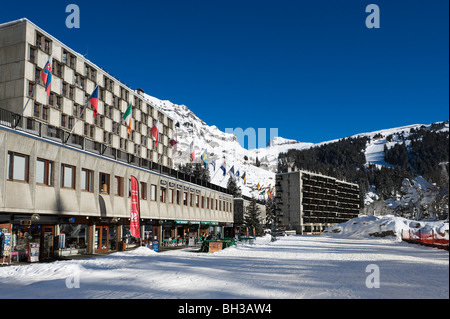 Appartamenti, negozi e ristoranti di Flaine Forum, Flaine, Gran Massiccio area sciistica, Haute Savoie, Francia Foto Stock