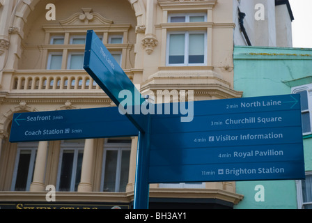 Segno a dare indicazioni e la distanza in pochi minuti al centro di Brighton Inghilterra UK Europa Foto Stock