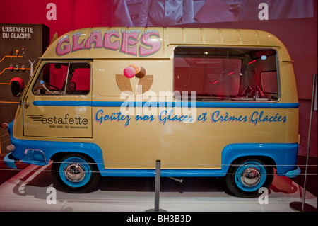 Parigi, Francia, vecchio camion parigino degli anni '1960 in mostra nello Showroom della Renault Company, collezione di auto classiche, autotreno vintage, auto francesi retrò Foto Stock