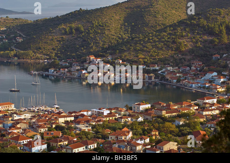La città di Vathi sull'isola greca di Ithica Foto Stock