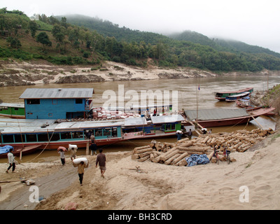 Imbarcazioni da carico sono scaricati presso il banco di sabbia sul fiume Mekong a Pak Beng in Laos nel sud est asiatico Foto Stock