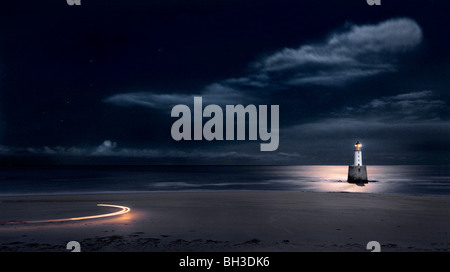 Rattray Head Lighthouse vicino a Peterhead al chiaro di luna con landrover guida sulla spiaggia, Scozia. Foto Stock