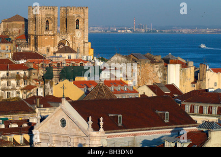 SE patriarcale, cattedrale, visto dall'Elevador de Santa Justa, Lisbona, Portogallo Foto Stock