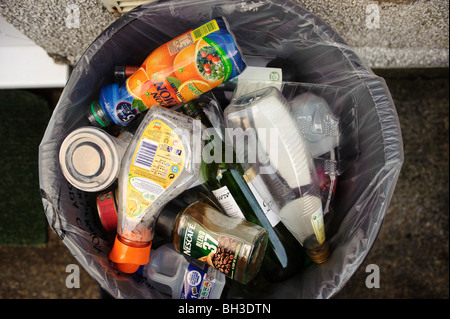 Contenuto di una materia plastica e vetro del contenitore di riciclaggio Foto Stock