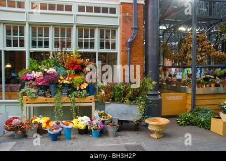 Flower stallo a Spitalfields Market Londra Inghilterra Regno Unito Europa Foto Stock