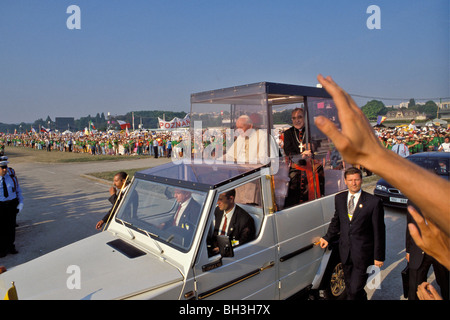 Visita DEL PAPA GIOVANNI PAOLO II DURANTE LE GIORNATE MONDIALI DELLA GIOVENTÙ DI PARIGI 1997 Foto Stock