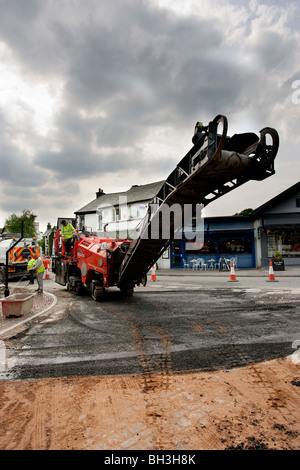 La preparazione di strada mediante strippaggio il vecchio manto stradale prima ri tarmacking superficie stradale come parte di Windermere enhancement plan Foto Stock